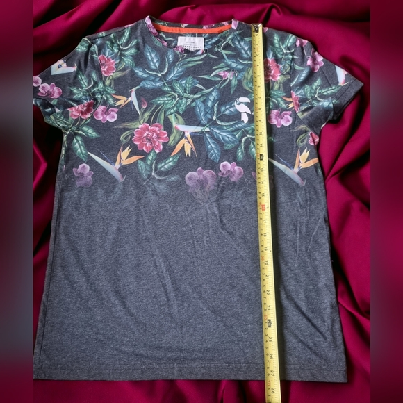 Independent Leaders Floral T-Shirt & Maroon UniQlo Button Down Oversirt - Picture 11 of 13